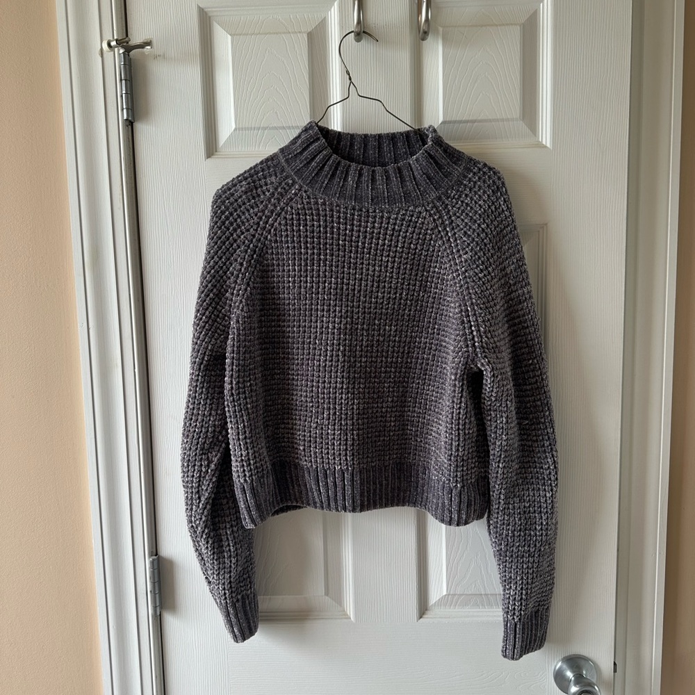 woman’s h&m turtle neck cropped sweater size: large